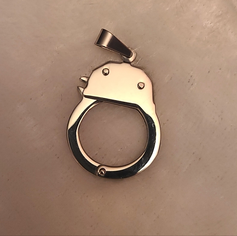 Tiny handcuff pendant - Picture 6 of 8